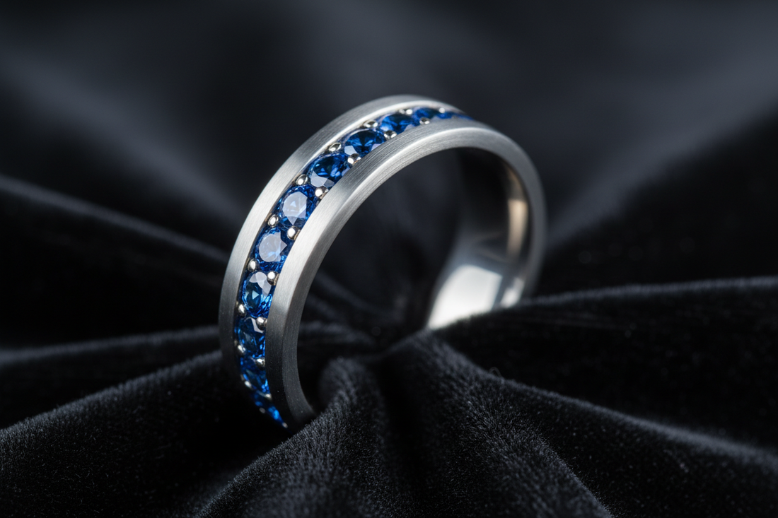 Titan Ehering mit blauen Saphiren – moderner Titanring mit blauen Brillanten besetzt