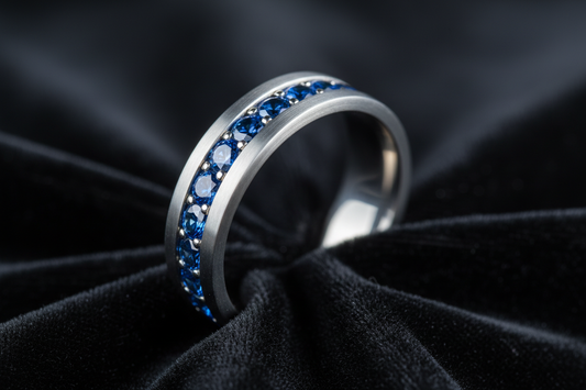 Titan Ehering mit blauen Saphiren – moderner Titanring mit blauen Brillanten besetzt